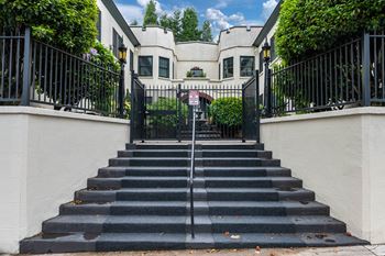 Mississippi Court | Exterior